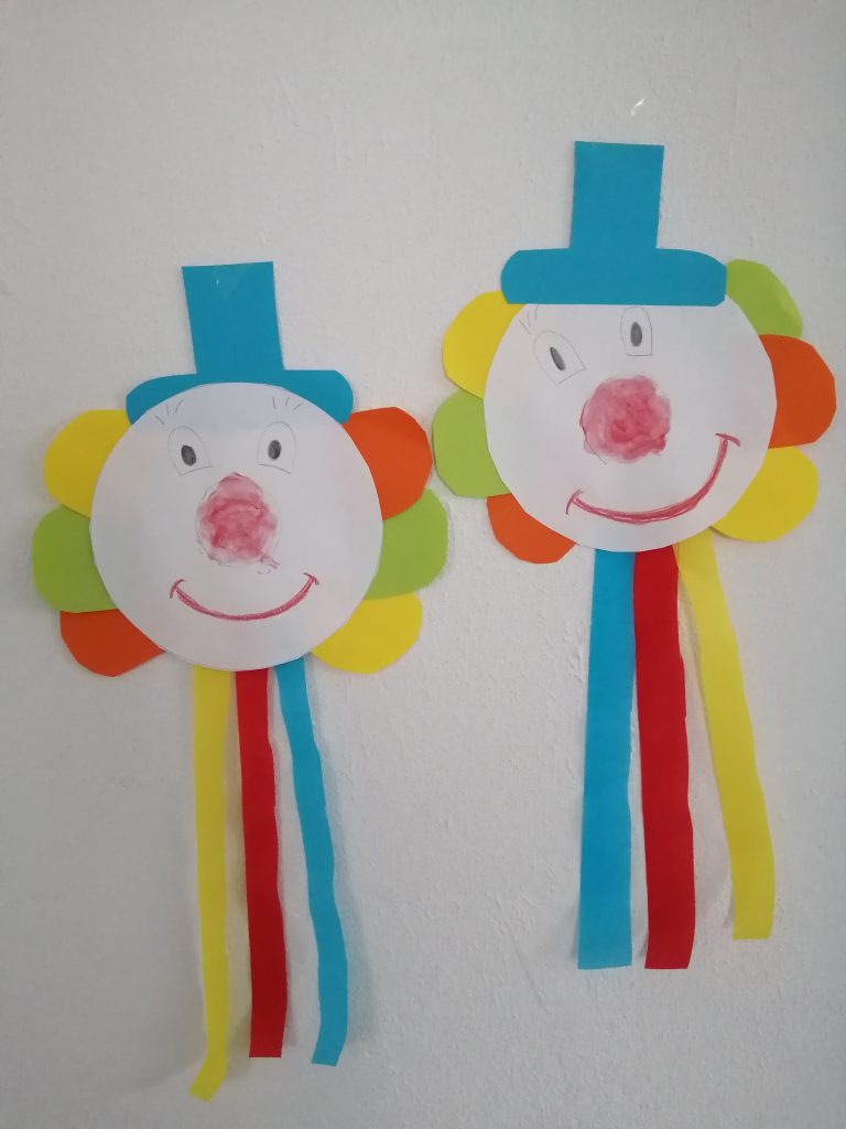 Gebastelte Clown-Gesichter