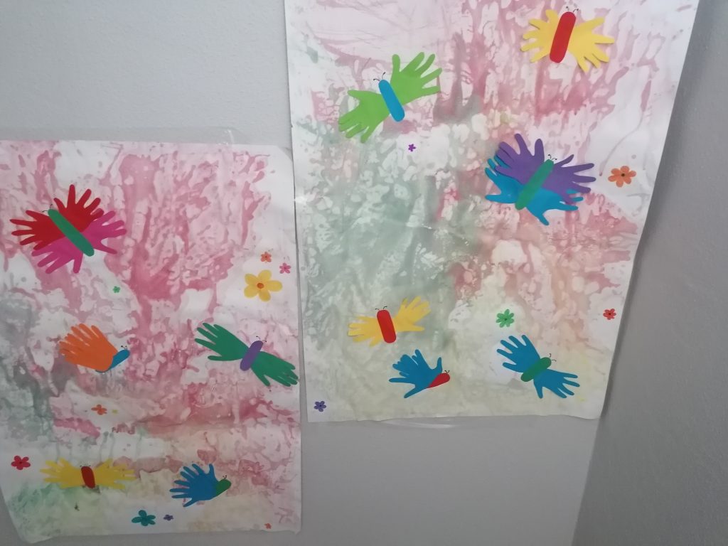 Bunte Kinderbilder mit Wasserfarben gestlatet