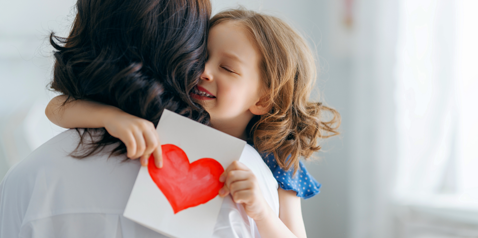 Kind auf dem Arm eines Erwachsenen